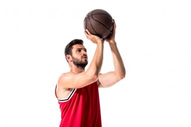 Beyaz üzerinde Izole topu ile üniforma ciddi atletik basketbol oyuncusu 