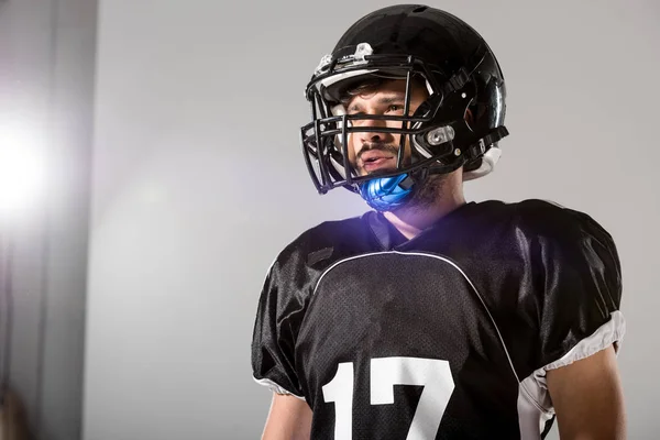 American Football Speler Helm Grijs Met Achtergrondverlichting Kopieer Ruimte — Stockfoto