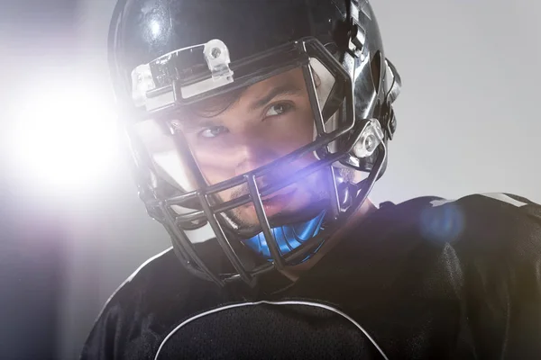 Jugador Fútbol Americano Casco Gris Con Retroiluminación — Foto de Stock