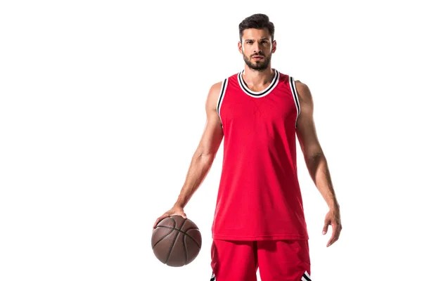 Knappe Atletische Basketbalspeler Rood Uniform Met Bal Geïsoleerd Wit — Stockfoto