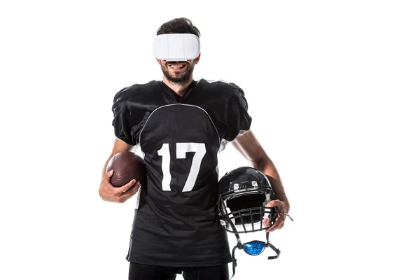 Šťastný Americký Fotbalový Hráč Virtuální Realitě Headset Koulí Izolovaný Bílém — Stock fotografie
