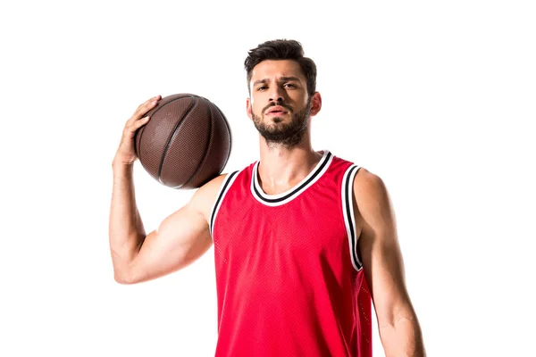 Basketbalspeler Met Bal Kijken Naar Camera Geïsoleerd Wit — Stockfoto