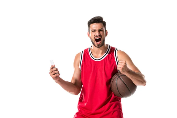 ボールとスマートフォンを持つバスケットボール選手は 白に孤立した叫び声 — ストック写真