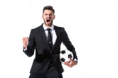 křik obchodníka ve formálním oblečení s fotbalovým míčkem a zaťatou rukou izolovaný on White