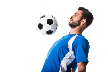 Beyaz üzerinde Izole top ile yakışıklı futbol oyuncusu eğitimi