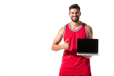 basketbol oyuncu gösteren başparmak yukarı ve tutmak laptop Izole üzerinde beyaz 