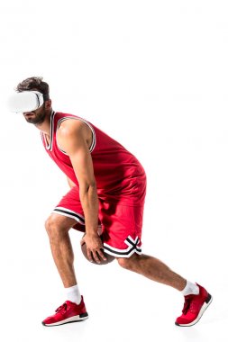 sanal gerçeklik kulaklık top ile basketbol oyuncusu kopya alanı ile beyaz Izole
