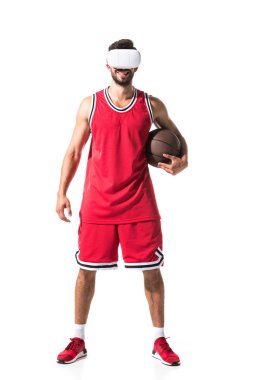 sanal gerçeklik kulaklık top ile gülümseyen basketbol oyuncusu beyaz üzerinde Izole 