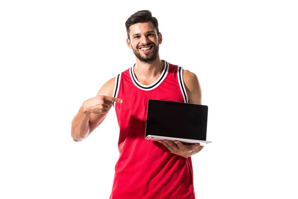 Jugador Baloncesto Atlético Feliz Apuntando Con Dedo Computadora Portátil Aislado — Foto de Stock