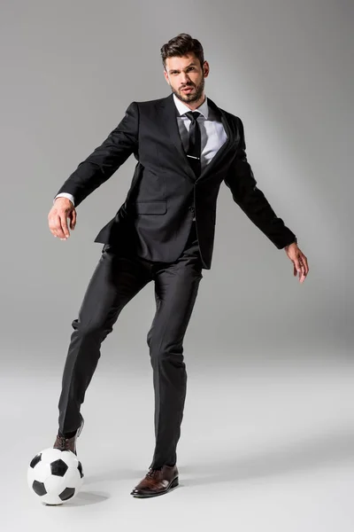 Guapo Hombre Negocios Ropa Formal Con Pelota Fútbol Gris — Foto de Stock