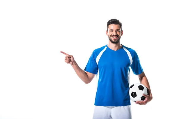 Happy Soccer Speler Met Bal Wijzend Met Vinger Geïsoleerd Wit — Stockfoto