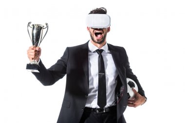 futbol topu ve kupa kupa ile sanal gerçeklik kulaklık heyecanlı işadamı beyaz üzerinde Izole