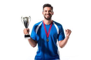Kupa kupa ve madalya ile mutlu futbol oyuncusu beyaz üzerinde Izole