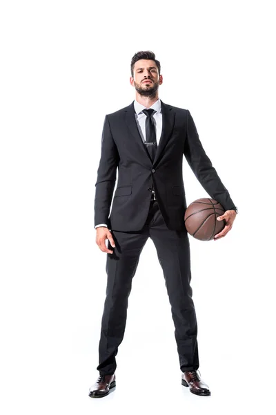 Красивый Бизнесмен Формальной Одежде Баскетболом Смотрящий Камеру Изолированный Белом — стоковое фото