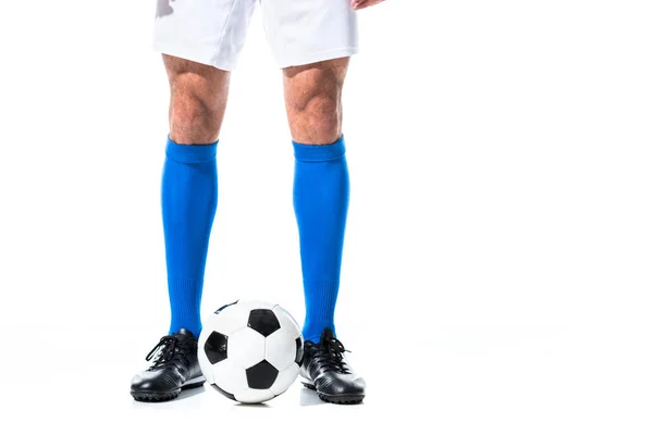 Vista Ritagliata Del Giocatore Calcio Piedi Vicino Alla Palla Isolato — Foto Stock