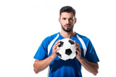 Beyaz üzerinde Izole kamera görünümlü top ile yakışıklı futbol oyuncusu