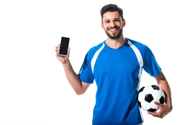 白に隔離された空白の画面とボールとスマートフォンを持つ幸せなサッカー選手 — ストック写真