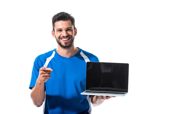 Jugador Fútbol Feliz Con Ordenador Portátil Apuntando Con Dedo Aislado — Foto de Stock