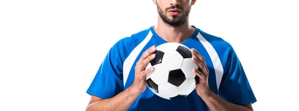 白に隔離されたボールを保持するサッカー選手のトリミングビュー — ストック写真