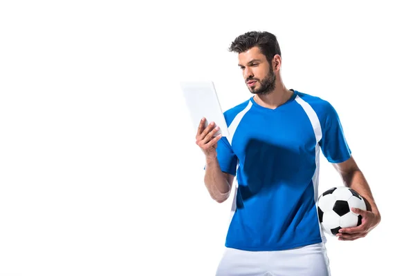 白に隔離されたデジタルタブレットを使用してボールを持つハンサムなサッカー選手 — ストック写真