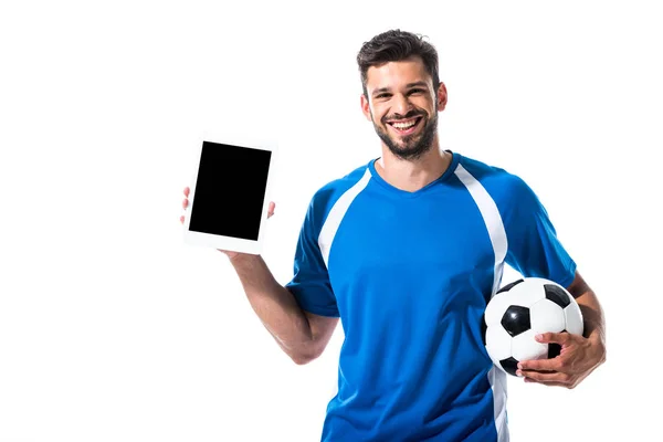 Dijital Tablet Beyaz Üzerinde Izole Top Ile Mutlu Futbol Oyuncusu — Stok fotoğraf