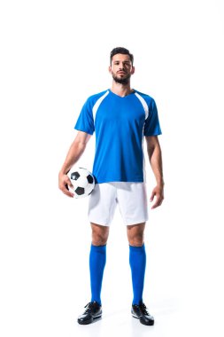 Beyaz üzerinde Izole top ile üniforma yakışıklı futbol oyuncusu