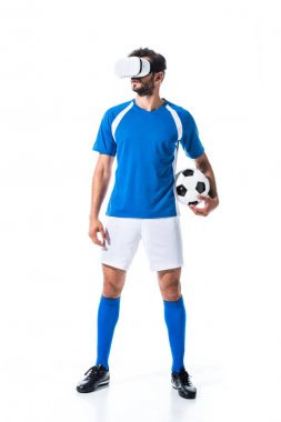 sanal gerçeklik kulaklık tutan futbol oyuncusu beyaz üzerinde Izole top