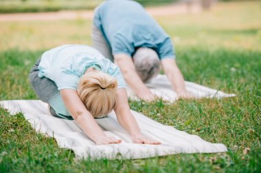 erkek ve kadın gevşeme yoga sıcanda yoga paspaslar üzerinde pozlar