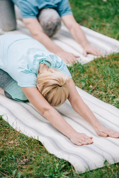 Dojrzały Mężczyzna Kobieta Praktykujący Relaks Joga Stwarza Joga Maty Park — Zdjęcie stockowe