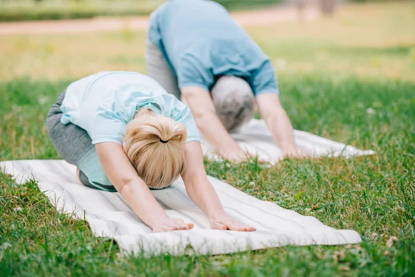 Man Och Kvinna Tränar Avslappning Yoga Ställer Yogamattor Parken — Stockfoto