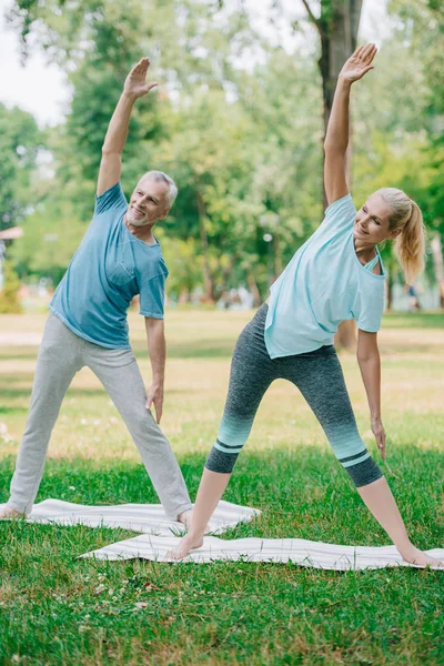 Mogen Man Och Kvinna Praktiserande Krigare Yoga Poses Stående Yogamattor — Stockfoto