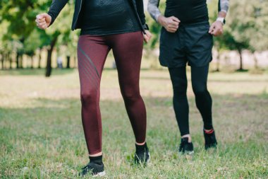 parkta koşu olgun sporcu ve sporcu kırpılmış görünümü