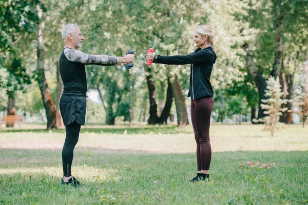 Vista Lateral Hombre Mujer Maduros Mirándose Mientras Entrenan Con Pesas — Foto de Stock