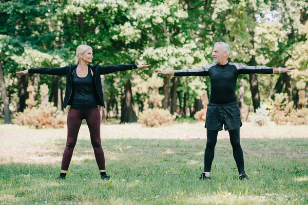 Mature Sportsman Sportswoman Looking Each Other While Training Park — Stock Photo, Image