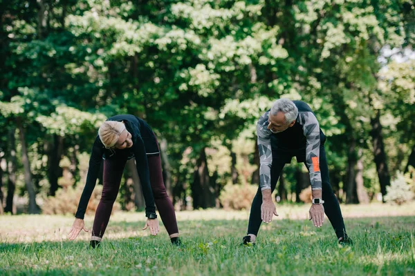 Deportista Maduro Deportista Mirándose Mientras Entrenan Parque — Foto de Stock