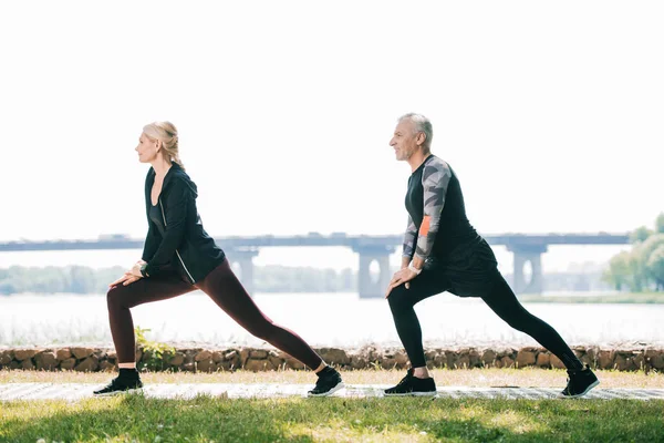Parkta Nehir Kenarında Lunges Egzersizleri Yapan Olgun Sporcu Sporcu Yan — Stok fotoğraf