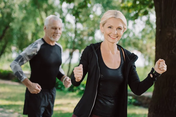 Glad Mogen Sportsman Och Kvinna Jogging Parken Tillsammans — Stockfoto