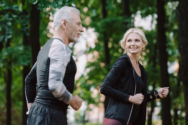 Sonriente Deportista Corriendo Parque Junto Con Guapo Maduro Deportista — Foto de Stock