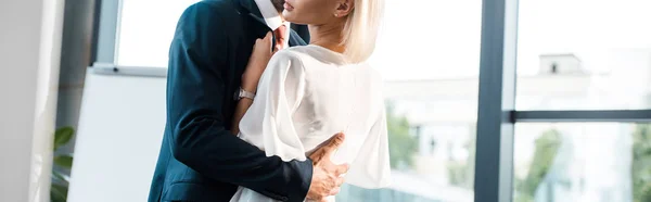 Colpo Panoramico Uomo Affari Abbracciando Collega Bionda Mentre Flirta Ufficio — Foto Stock