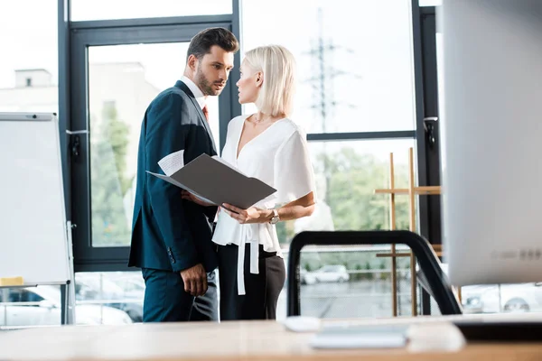 Selectieve Focus Van Knappe Man Pak Kijken Naar Collega Holding — Stockfoto