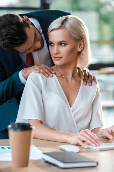 Selektiver Fokus Des Mannes Auf Attraktive Blonde Junge Frau Amt — Stockfoto