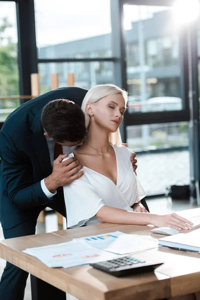 Selectieve Focus Van Man Staande Flirten Buurt Van Blonde Jonge — Stockfoto