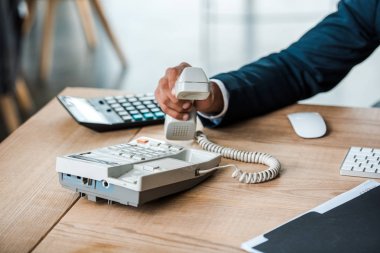 Ofis Retro telefon tutan işadamı kırpılmış görünümü 