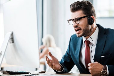 ofis çalışma gözlük ve kulaklık duygusal işadamı seçici odak