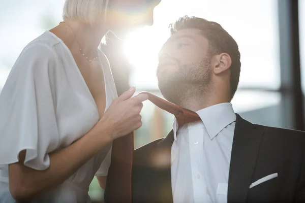 Corte Vista Mulher Apaixonada Tocando Laço Homem Bonito Enquanto Flertando — Fotografia de Stock