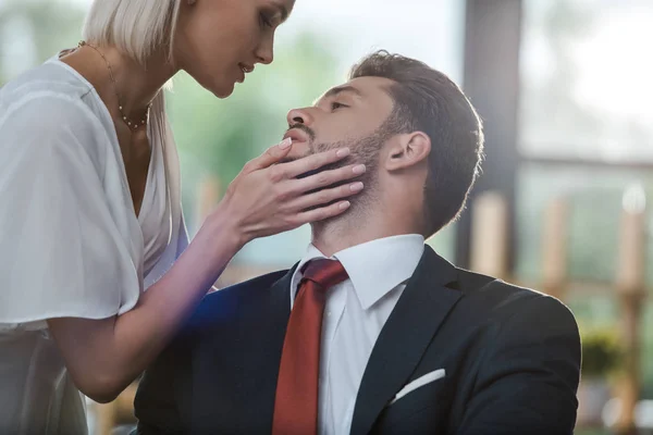 Blond Kobieta Dotyka Twarz Brodatego Biznesmena Podczas Gdy Flirty Biurze — Zdjęcie stockowe