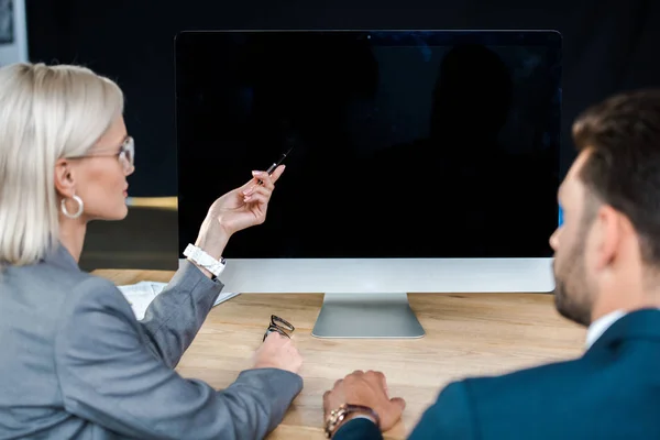 Selective Focus Computer Monitor Blank Screen Businessman Businesswoman — Stock Photo, Image