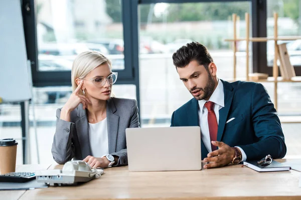 Handsome Businessman Attractive Businesswoman Glasses Looking Laptop Office — Stock Photo, Image