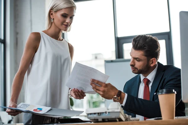 Selektiver Fokus Glücklicher Blonder Frau Mit Ordner Der Nähe Von — Stockfoto