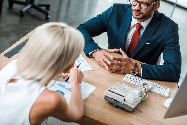 Enfoque Selectivo Barbudo Hombre Gafas Mirando Rubia Compañero Trabajo Oficina — Foto de Stock